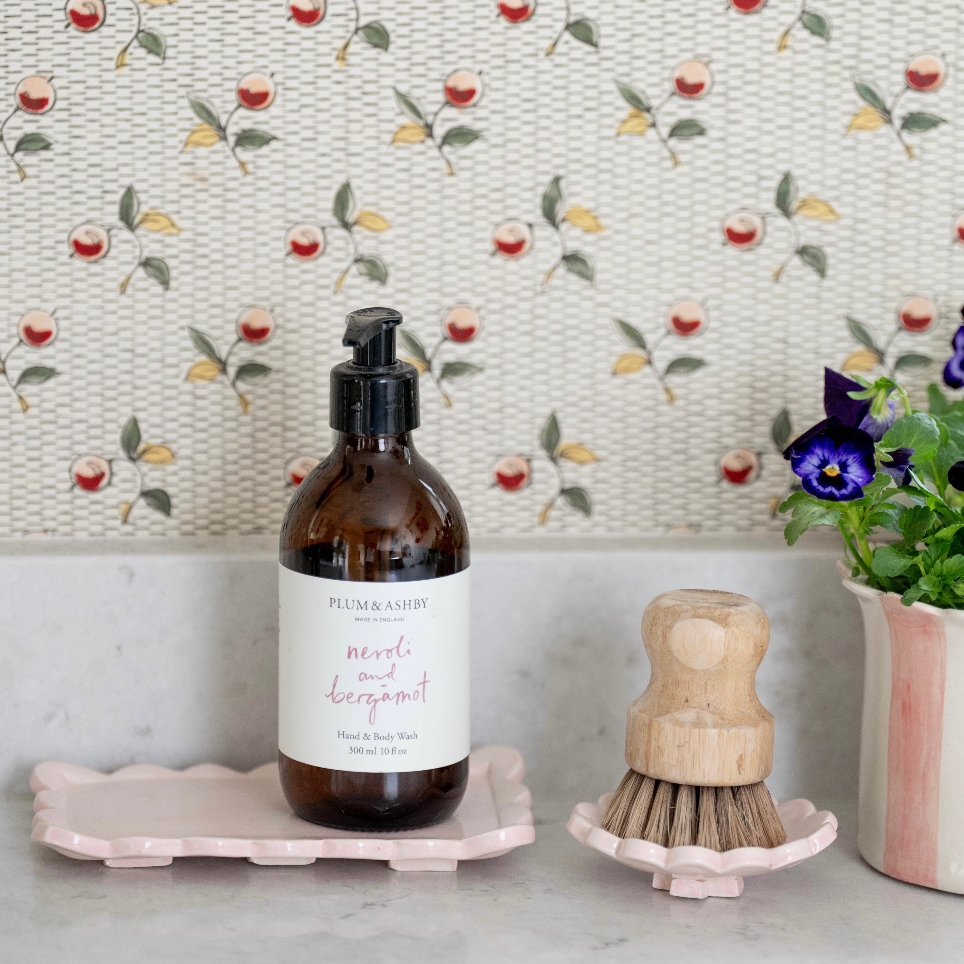 Pink Daisy Scalloped Bottle Stand