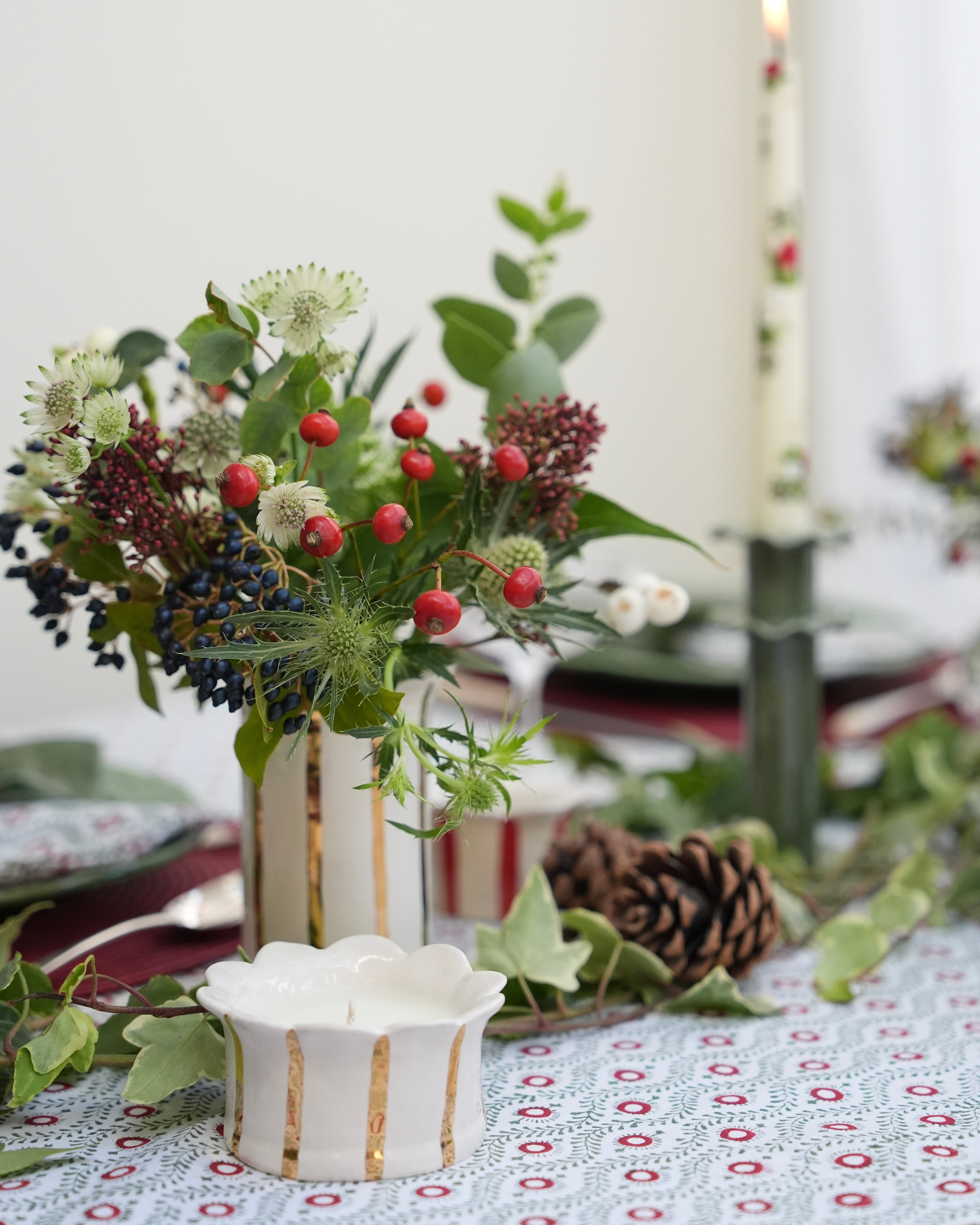 Gold Daisy Scalloped Candle (Christmas Cottage)