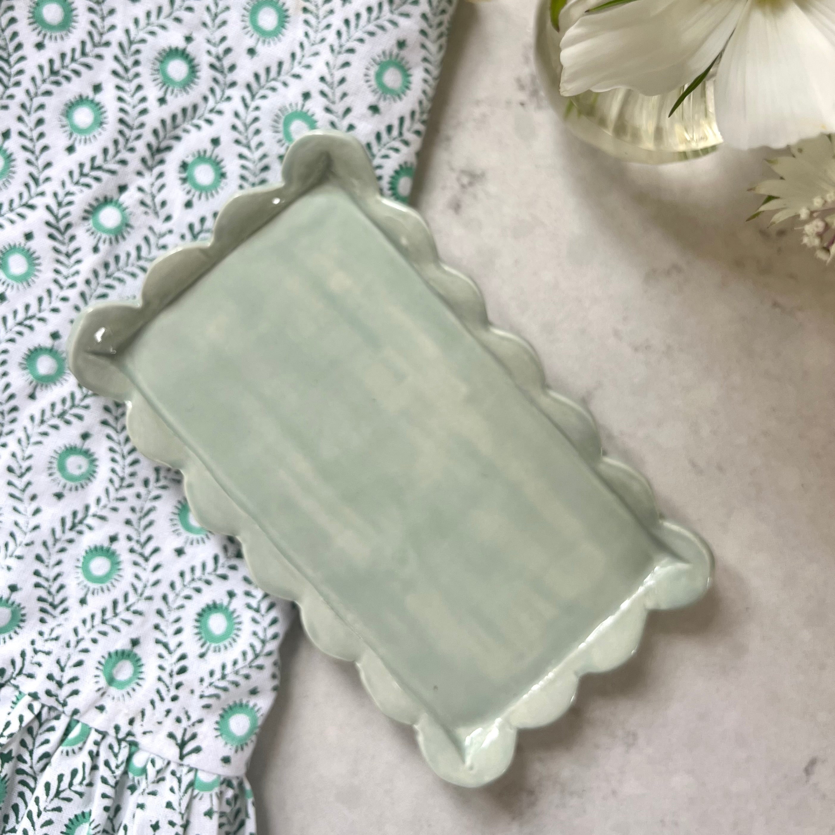 Sage Green Daisy Scalloped Bottle Stand