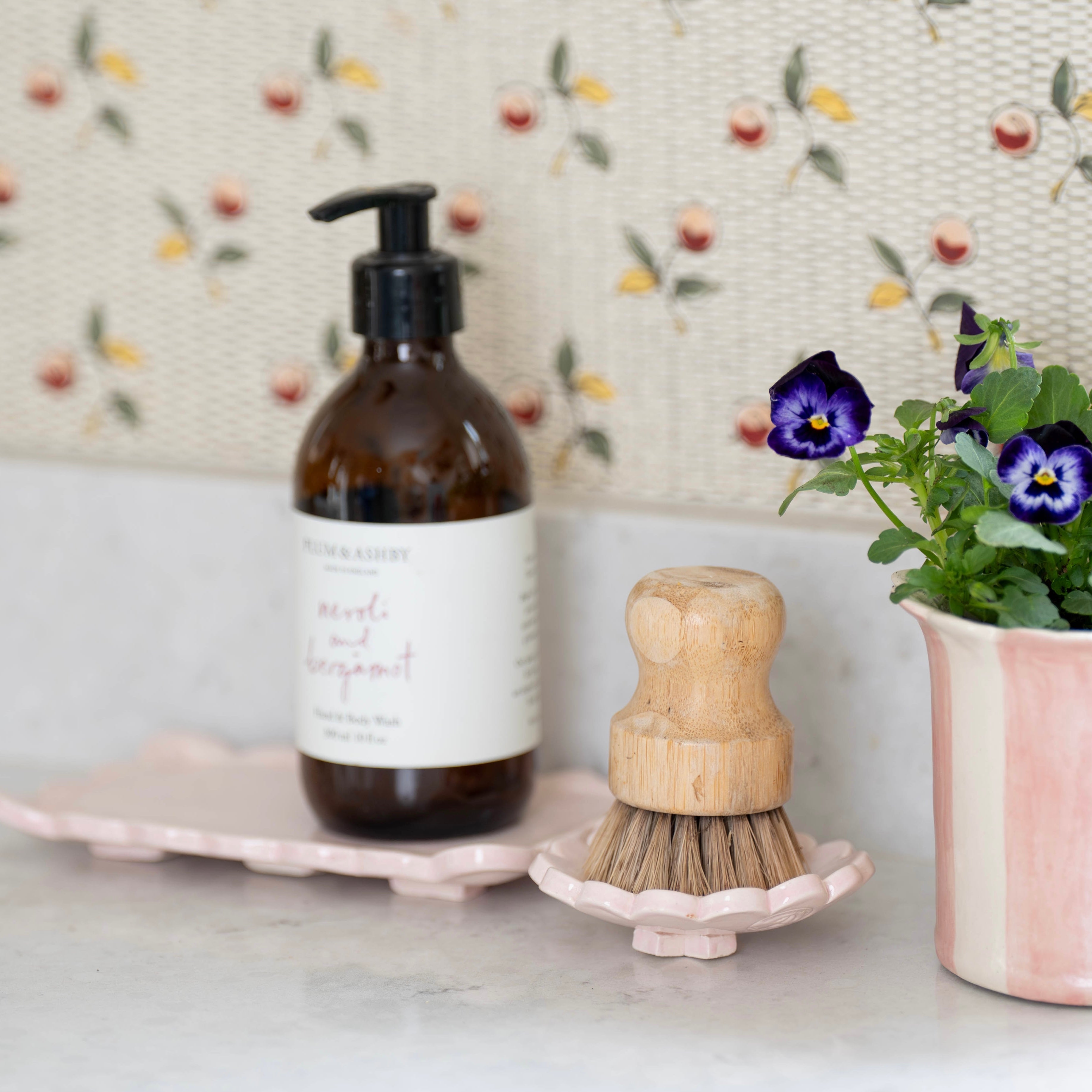 Pink Daisy Scalloped Bottle Stand