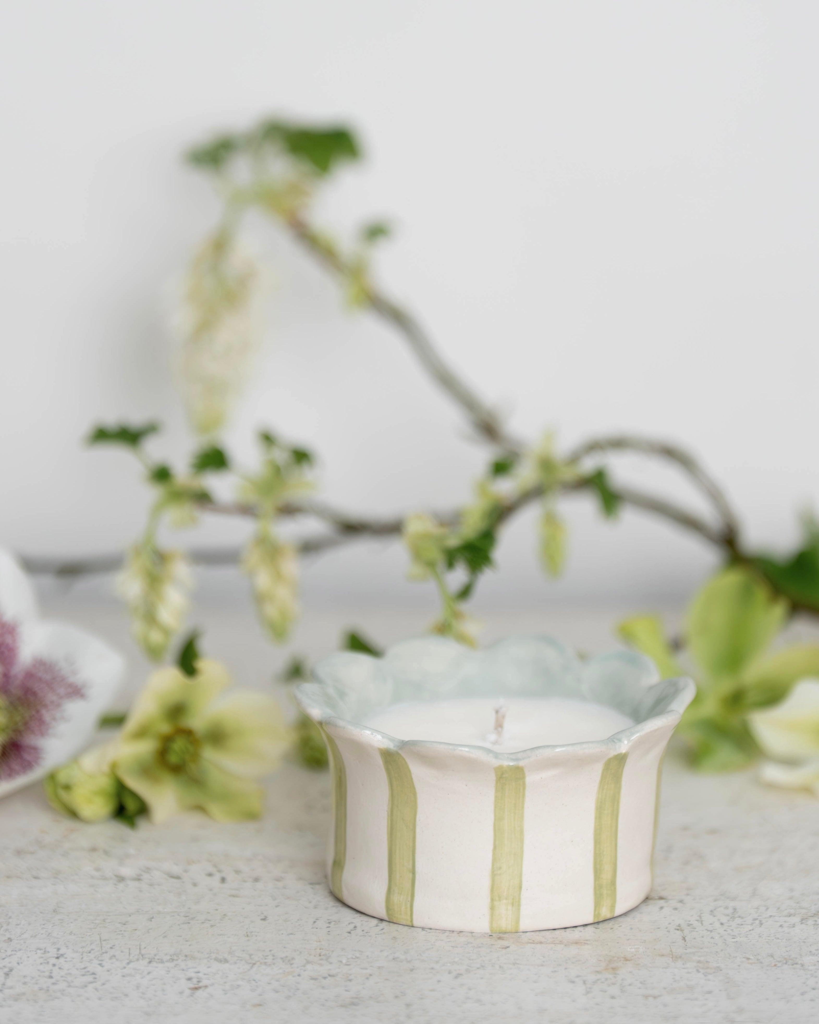 Sage Green Daisy Scalloped Candle (Pear + Fresia)