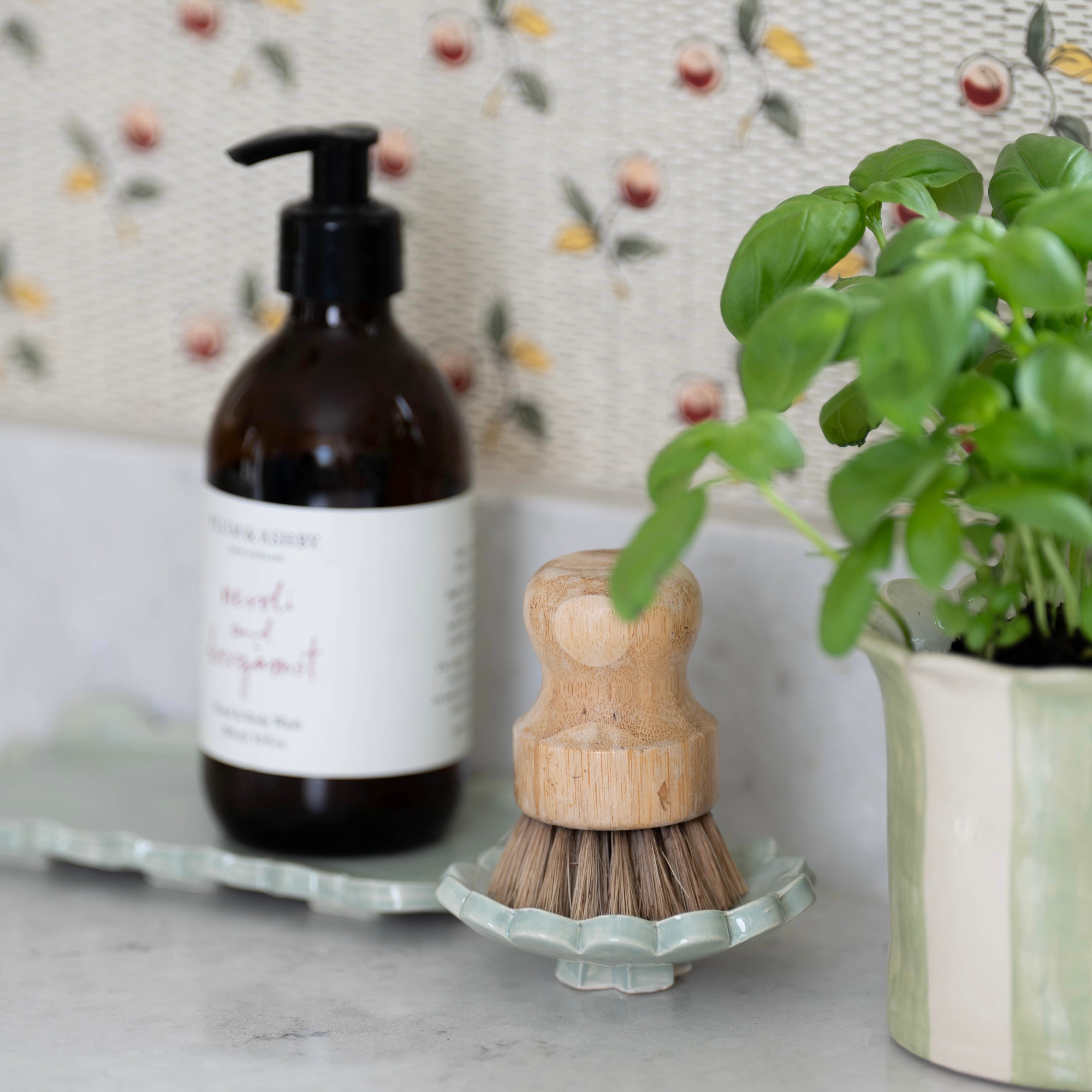 Sage Green Daisy Scalloped Bottle Stand