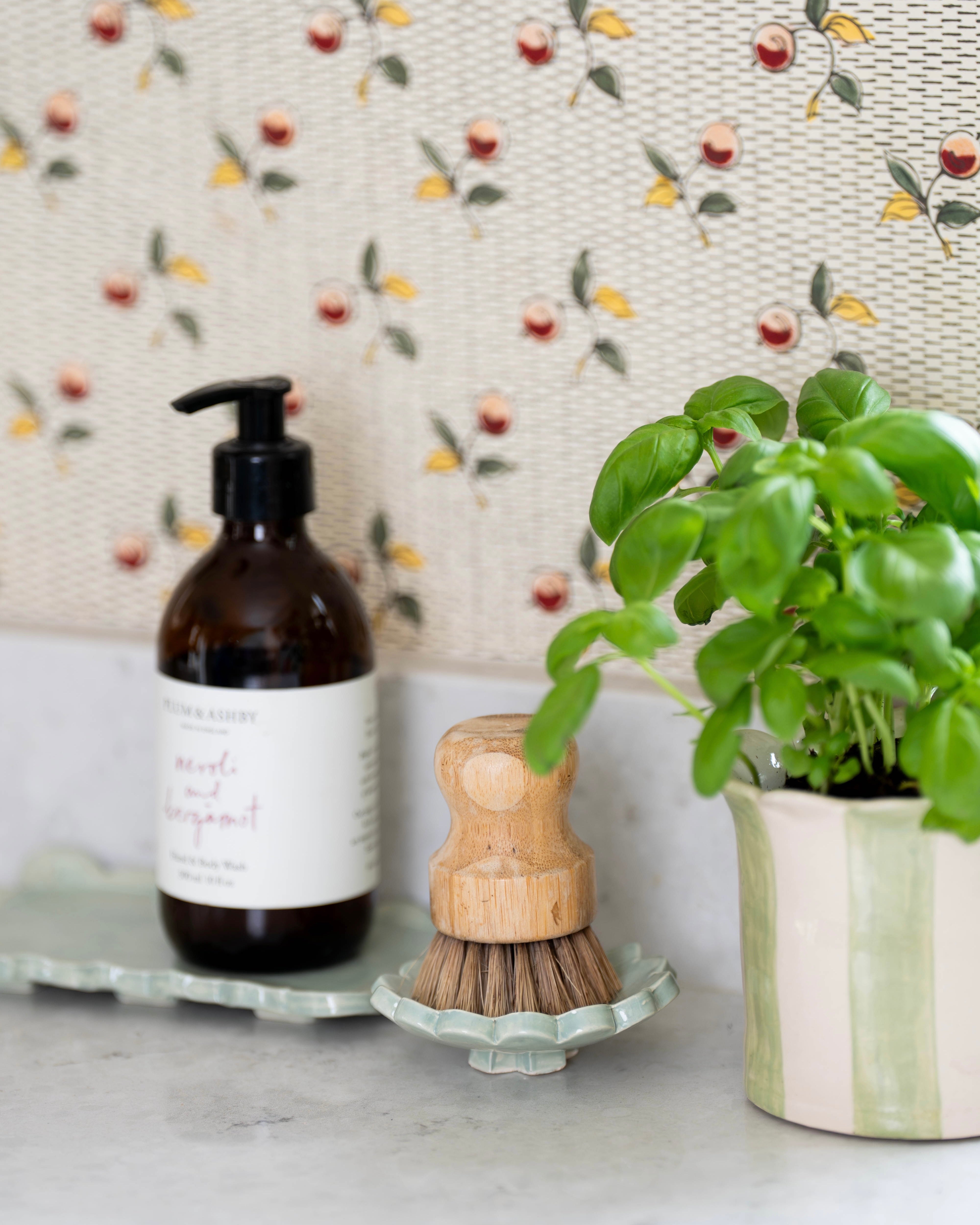 Sage Green Daisy Scalloped Bottle Stand