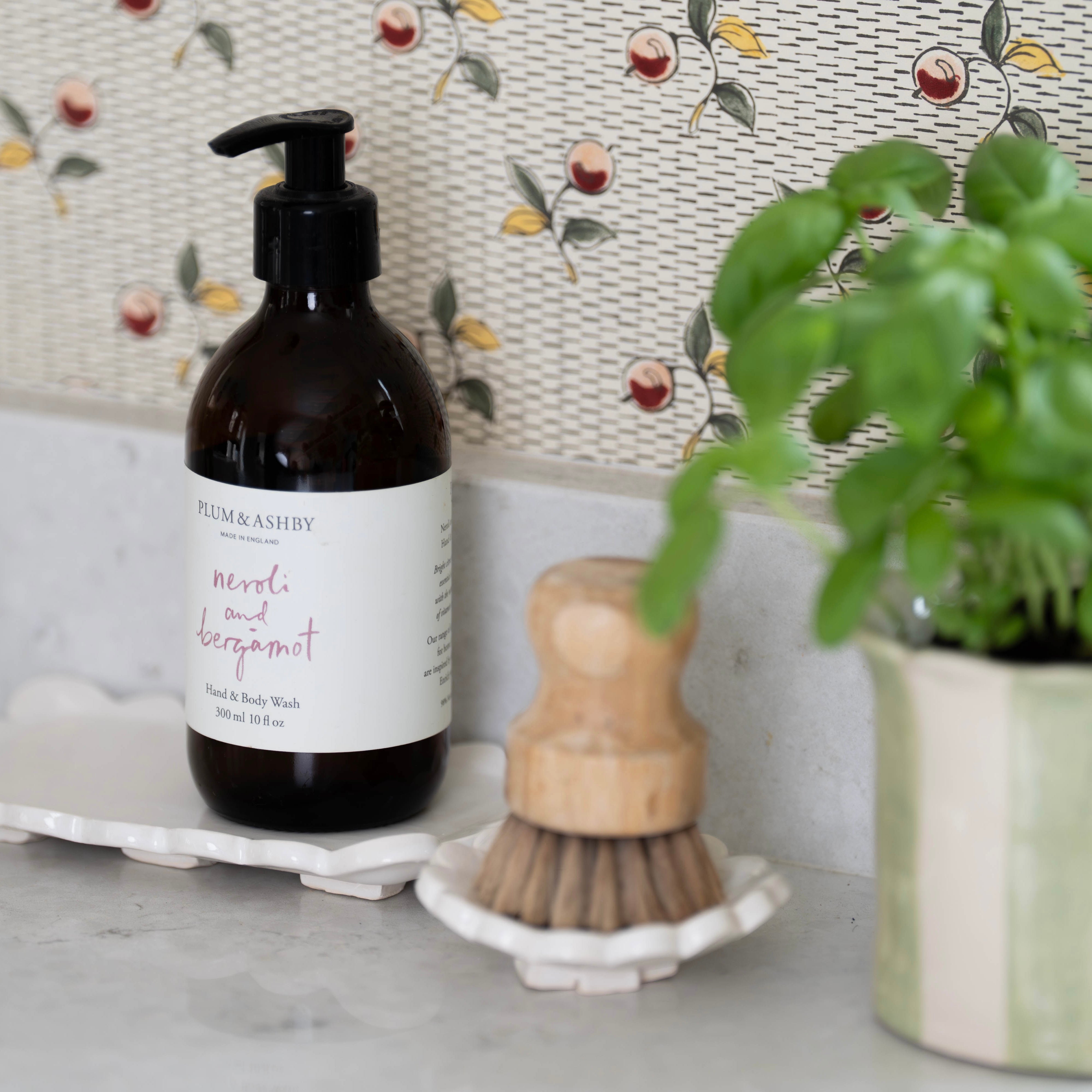 White Daisy Scalloped Bottle Stand