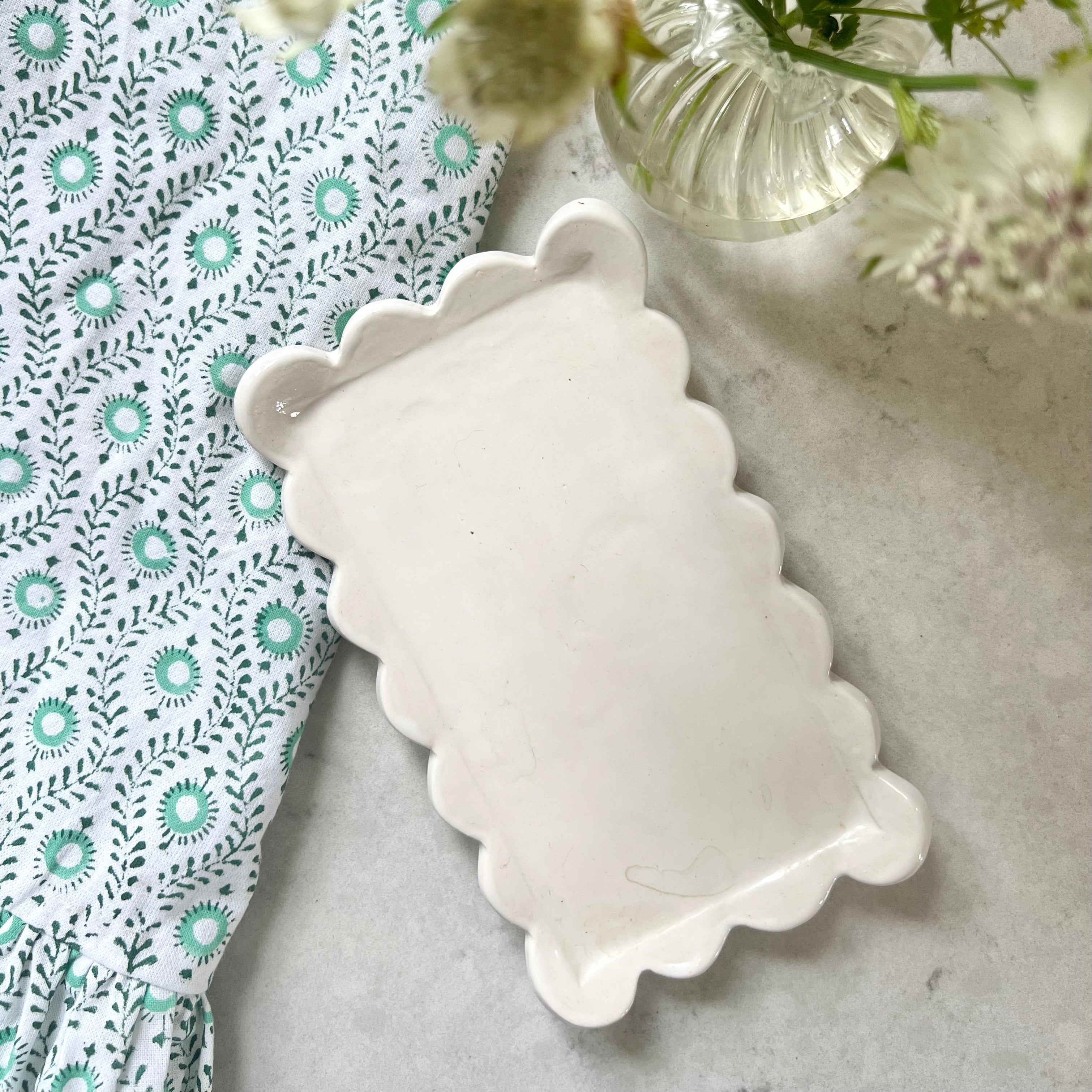 White Daisy Scalloped Bottle Stand