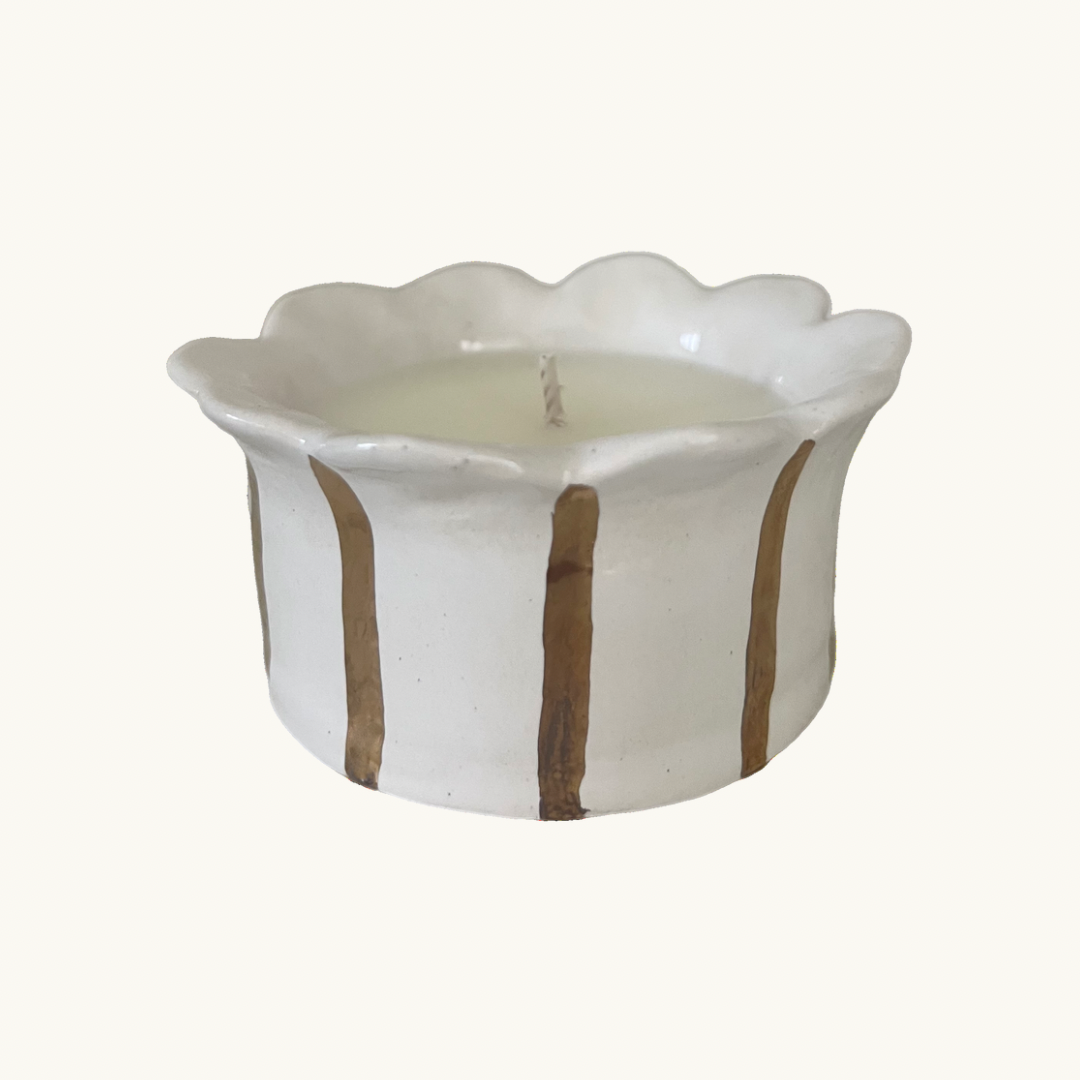 Gold Daisy Scalloped Candle (Christmas Cottage)