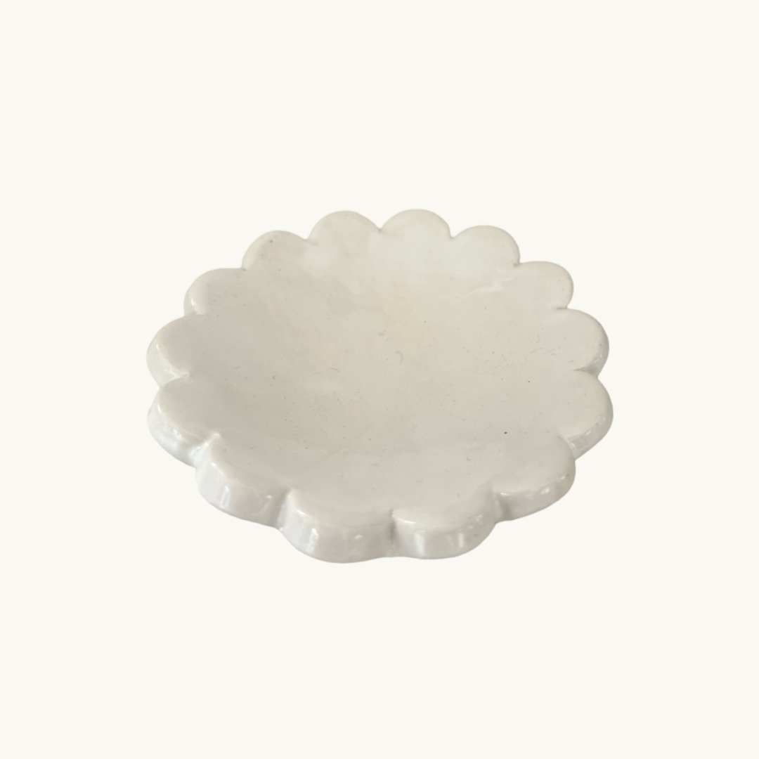 White Daisy Scalloped Brush Holder